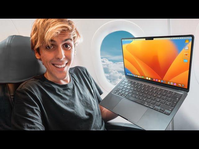 Traveling with MacBook Air M2 - why it's (really) useful -  [2022]
